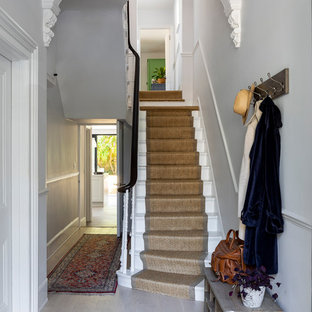 Создайте стильный интерьер: п-образная лестница среднего размера в стиле современная классика с деревянными ступенями, деревянными подступенками и деревянными перилами - последний тренд