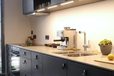 Example of a minimalist kitchen design in Berlin