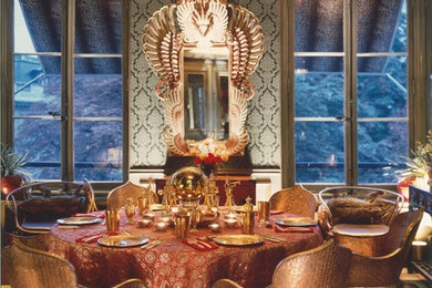 Inspiration for a transitional dining room remodel in Paris