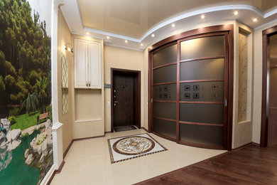 Идея дизайна: большое фойе в классическом стиле с бежевыми стенами, полом из керамогранита, одностворчатой входной дверью, коричневой входной дверью и бежевым полом