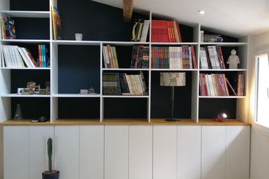 Réalisation d'un salon minimaliste avec une bibliothèque ou un coin lecture.