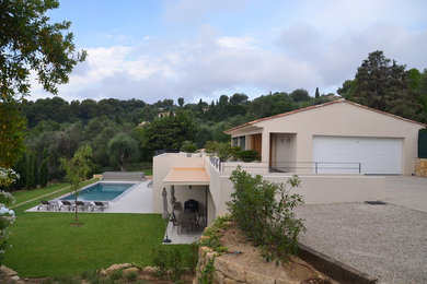 Idée de décoration pour une très grande façade de maison beige design à deux étages et plus avec un revêtement mixte, un toit à deux pans et un toit en tuile.