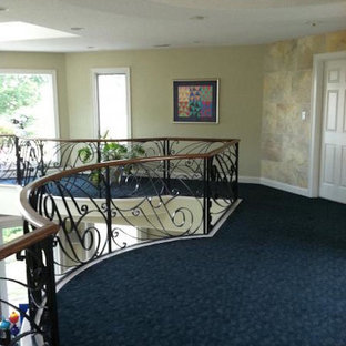 Inspiration för mellanstora klassiska hallar, med beige väggar, heltäckningsmatta och blått golv