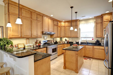 Elegant kitchen photo in New York