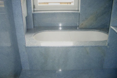 他の地域にあるコンテンポラリースタイルのおしゃれな浴室 (青い壁、大理石の床) の写真