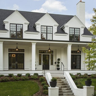 Idéer för ett mellanstort klassiskt vitt trähus, med två våningar och sadeltak