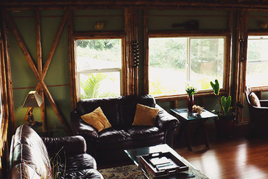 Diseño de salón para visitas abierto exótico de tamaño medio sin chimenea y televisor con paredes verdes, suelo de madera en tonos medios y suelo beige