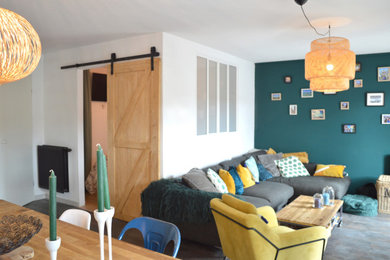 Réalisation d'une salle de séjour minimaliste de taille moyenne et ouverte avec un mur vert, aucun téléviseur, un sol en vinyl, aucune cheminée et un sol gris.