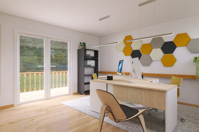 Geräumiges Industrial Arbeitszimmer mit Arbeitsplatz, weißer Wandfarbe, braunem Holzboden, freistehendem Schreibtisch und Wandpaneelen in München