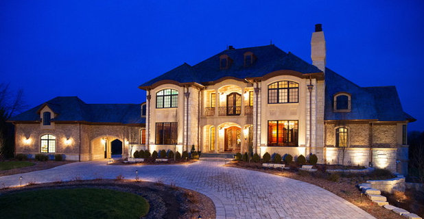 Классический Фасад дома by Homes by Pinnacle, Inc.