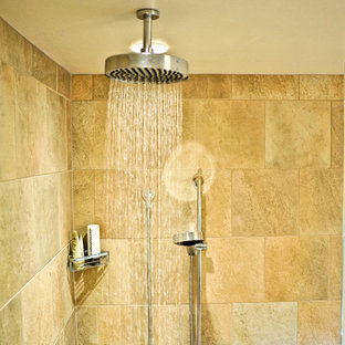 Geräumiges Modernes Badezimmer En Suite mit Doppeldusche, farbigen Fliesen und Steinfliesen in Boston