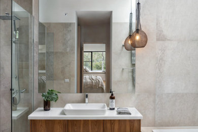 This is an example of a contemporary bathroom in Melbourne.