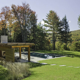 Geräumiger Moderner Pool hinter dem Haus mit Poolhaus in Burlington