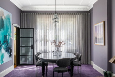 Diseño de comedor actual grande con paredes grises, moqueta, suelo violeta y casetón