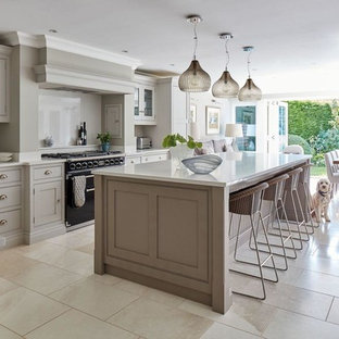 Idées déco pour une très grande arrière-cuisine moderne en U avec des portes de placard grises, un plan de travail en calcaire, une crédence grise, un sol en ardoise, un sol beige et un plan de travail beige.