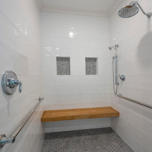 Badezimmer mit profilierten Schrankfronten und weißer Waschtischplatte