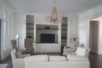 Пример оригинального дизайна: открытая гостиная комната среднего размера в морском стиле с белыми стенами, темным паркетным полом, мультимедийным центром и коричневым полом без камина