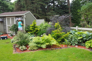 Inspiration for a transitional landscaping in Raleigh.