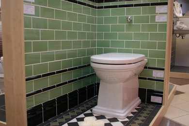 お手頃価格の小さなヴィクトリアン調のおしゃれな浴室 (セラミックタイルの床、緑のタイル、セラミックタイル) の写真