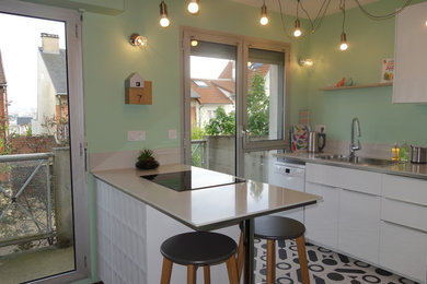 Exemple d'une petite cuisine ouverte tendance en L avec un évier 2 bacs, des portes de placard blanches, un plan de travail en quartz, une crédence en marbre, un électroménager en acier inoxydable, un sol en carrelage de céramique, îlot, un sol multicolore, un placard à porte plane, une crédence blanche et un plan de travail blanc.