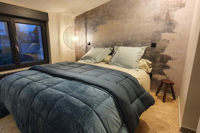 Aménagement d'une chambre classique de taille moyenne avec un mur bleu, parquet clair et du papier peint.