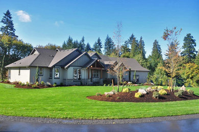 Photo of a large front yard full sun garden in Portland with mulch.