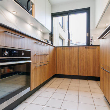 Éclat Contemporain : Cuisine Bois et Blanc avec Garde-Manger Ouvert