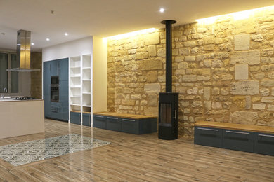 Aménagement d'une grande salle à manger ouverte sur le salon contemporaine avec un mur blanc, un sol en carrelage de céramique et un poêle à bois.