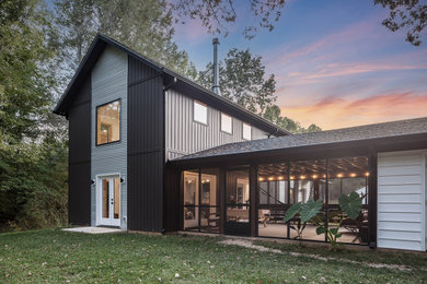 Foto de fachada de casa negra y negra escandinava de tamaño medio de dos plantas con revestimiento de vinilo, tejado a dos aguas, tejado de teja de madera y panel y listón