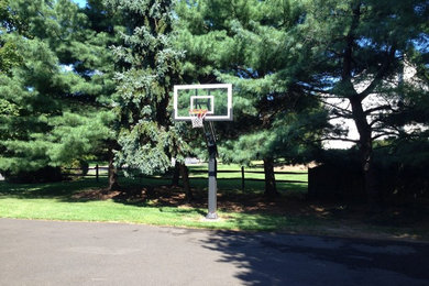 Inspiration for a large traditional full sun front yard driveway in Philadelphia for summer.