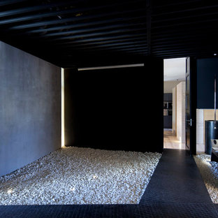 Photo of a contemporary home cinema in Tel Aviv.