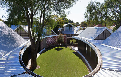 Houzz Tour: An Oval Courtyard for a House Too Hip to Be Square