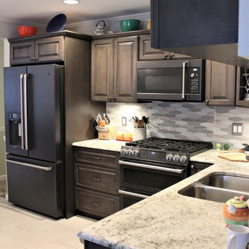 Starmark Kitchen in Maple Ridgeville w/ Decorative Edge in Slate w/ Ebony Glaze
