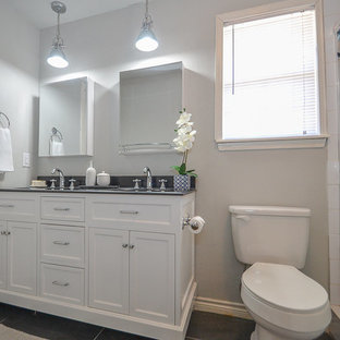 Ispirazione per una piccola stanza da bagno padronale country con ante in stile shaker, ante bianche, doccia alcova, WC a due pezzi, pareti grigie, pavimento in gres porcellanato, lavabo sottopiano, top in granito, pavimento nero, porta doccia scorrevole e top nero