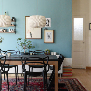 マルセイユの中サイズのコンテンポラリースタイルのLDKの画像 (青い壁、淡色無垢フローリング、暖炉なし)