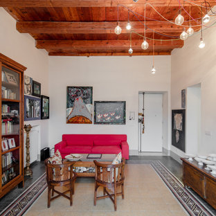 Foto på ett stort eklektiskt kapprum, med vita väggar, marmorgolv, en enkeldörr, en vit dörr och flerfärgat golv