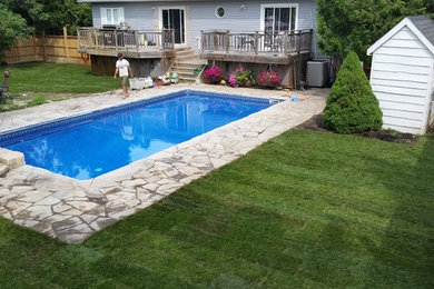 Photo of a traditional landscaping in Toronto.