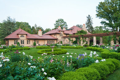 Design ideas for a traditional landscaping in Philadelphia.
