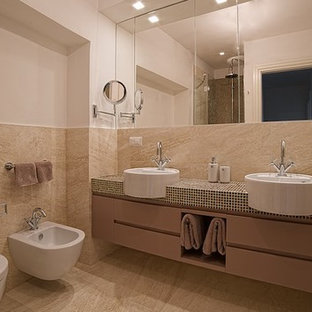 Diseño de cuarto de baño con ducha, tradicional, de tamaño medio, con armarios con paneles lisos, puertas de armario violetas, ducha esquinera, sanitario de dos piezas, baldosas y/o azulejos beige, baldosas y/o azulejos de travertino, paredes beige, suelo de travertino, lavabo sobreencimera, encimera de azulejos, suelo beige, ducha con puerta con bisagras y encimeras moradas