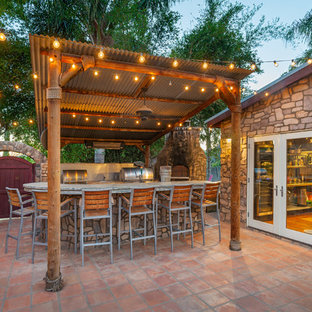 Gefliester, Mittelgroßer Tropischer Patio hinter dem Haus mit Outdoor-Küche und Gazebo in San Diego
