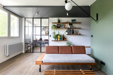 Idées déco pour un salon contemporain de taille moyenne et ouvert avec une bibliothèque ou un coin lecture, un mur vert, parquet foncé, aucune cheminée et aucun téléviseur.
