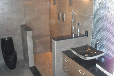 Example of a trendy bathroom design in New York