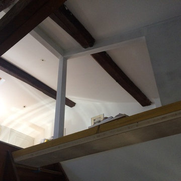 Création d'un espace cloisonné par une verrière en acier.