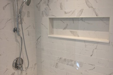 Imagen de cuarto de baño tradicional con baldosas y/o azulejos de porcelana