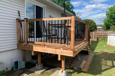 Example of a mountain style deck design in Montreal