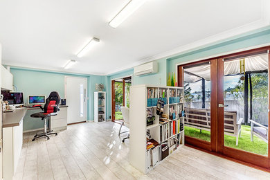 Trendy home design photo in Gold Coast - Tweed