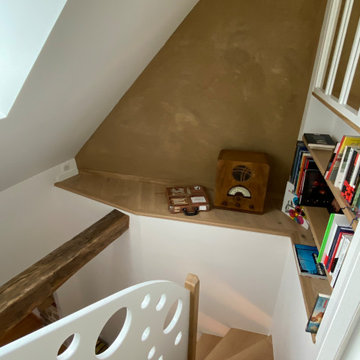 Une chambre d'enfant dans des combles atypique avec son drôle d'escalier