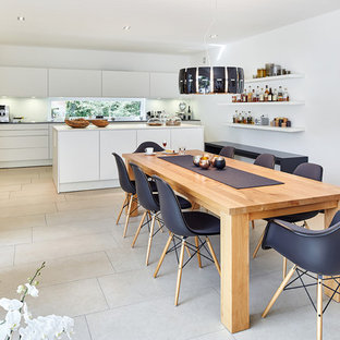 Offenes, Großes Nordisches Esszimmer ohne Kamin mit weißer Wandfarbe, Keramikboden und beigem Boden in Nürnberg