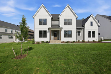 Example of an exterior home design in Richmond