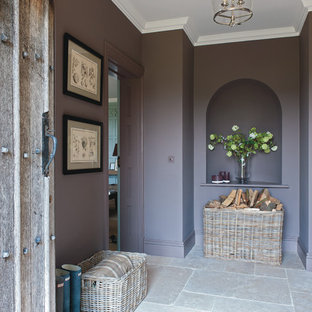 Foto di un grande ingresso o corridoio country con pareti viola e pavimento in pietra calcarea